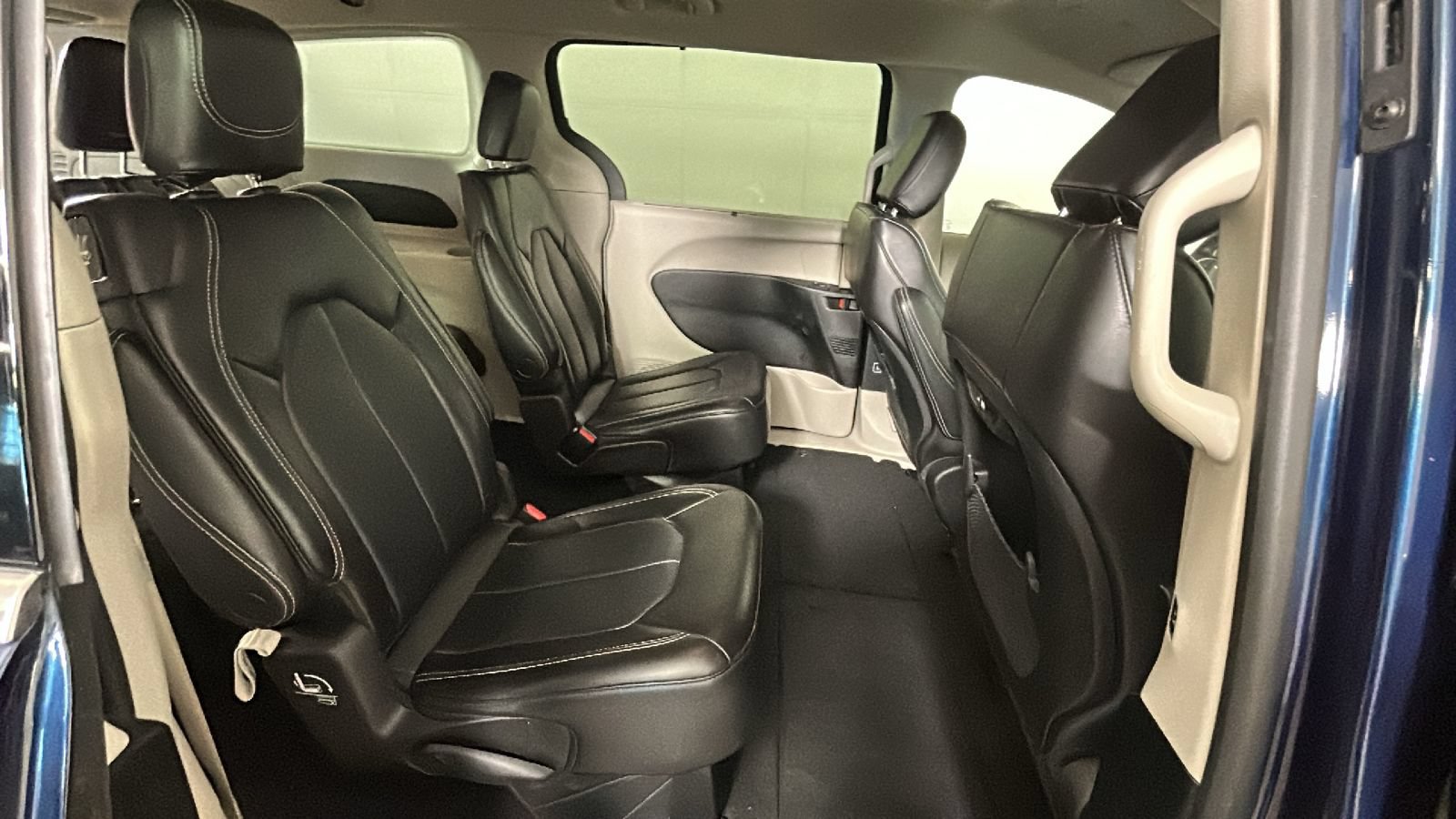 Used 2023 Chrysler Pacifica Touring-L FWD image 32