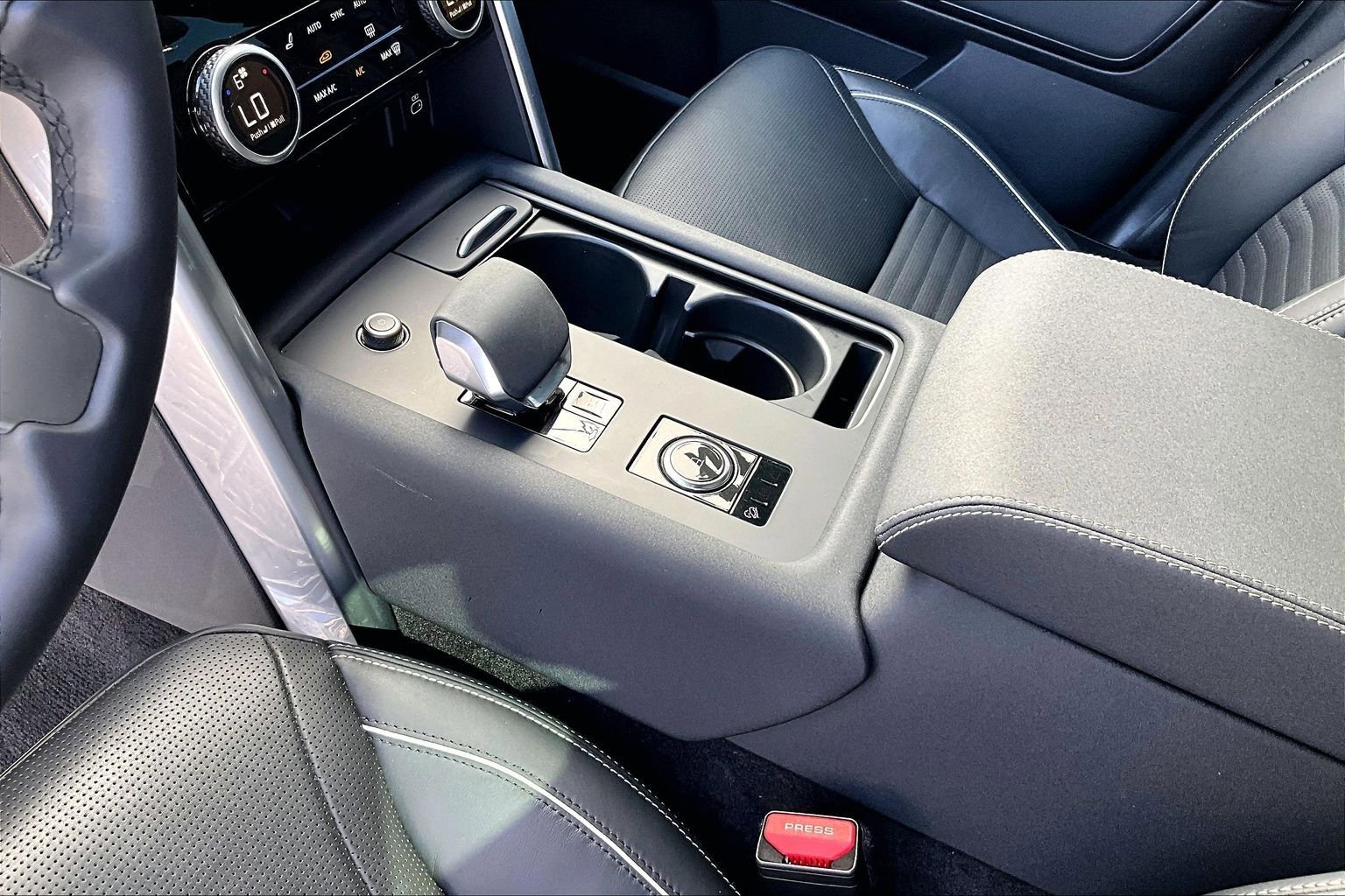 Used 2024 Land Rover Discovery Dynamic SE image 16