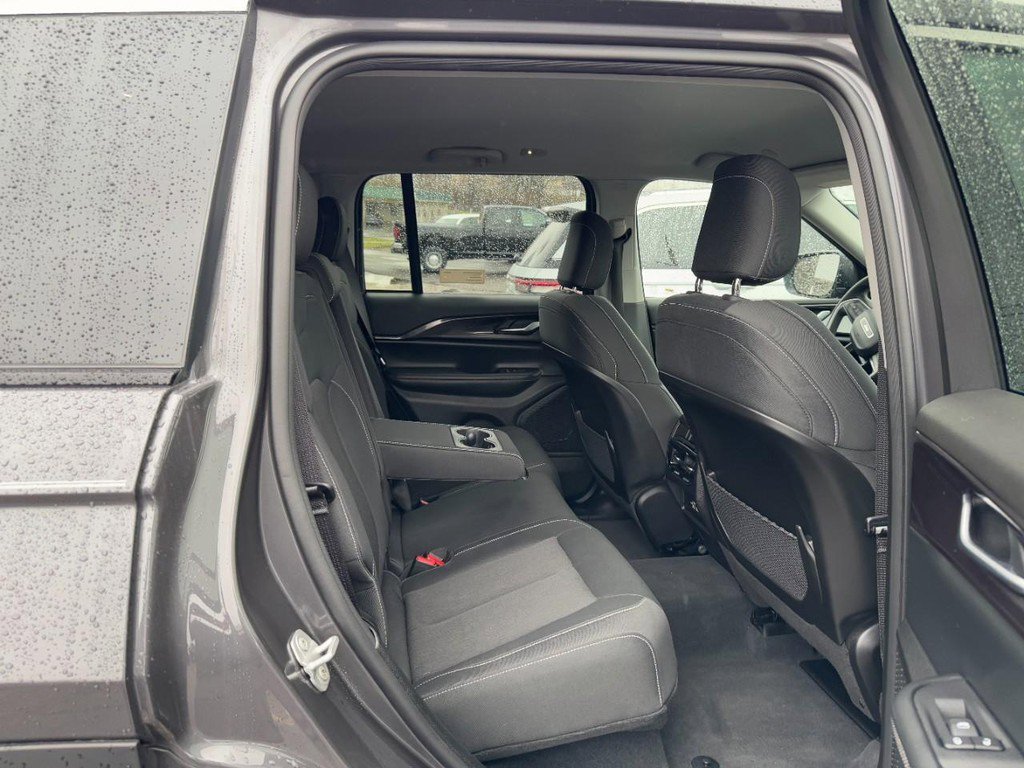 Used 2023 Jeep Grand Cherokee Laredo image 10