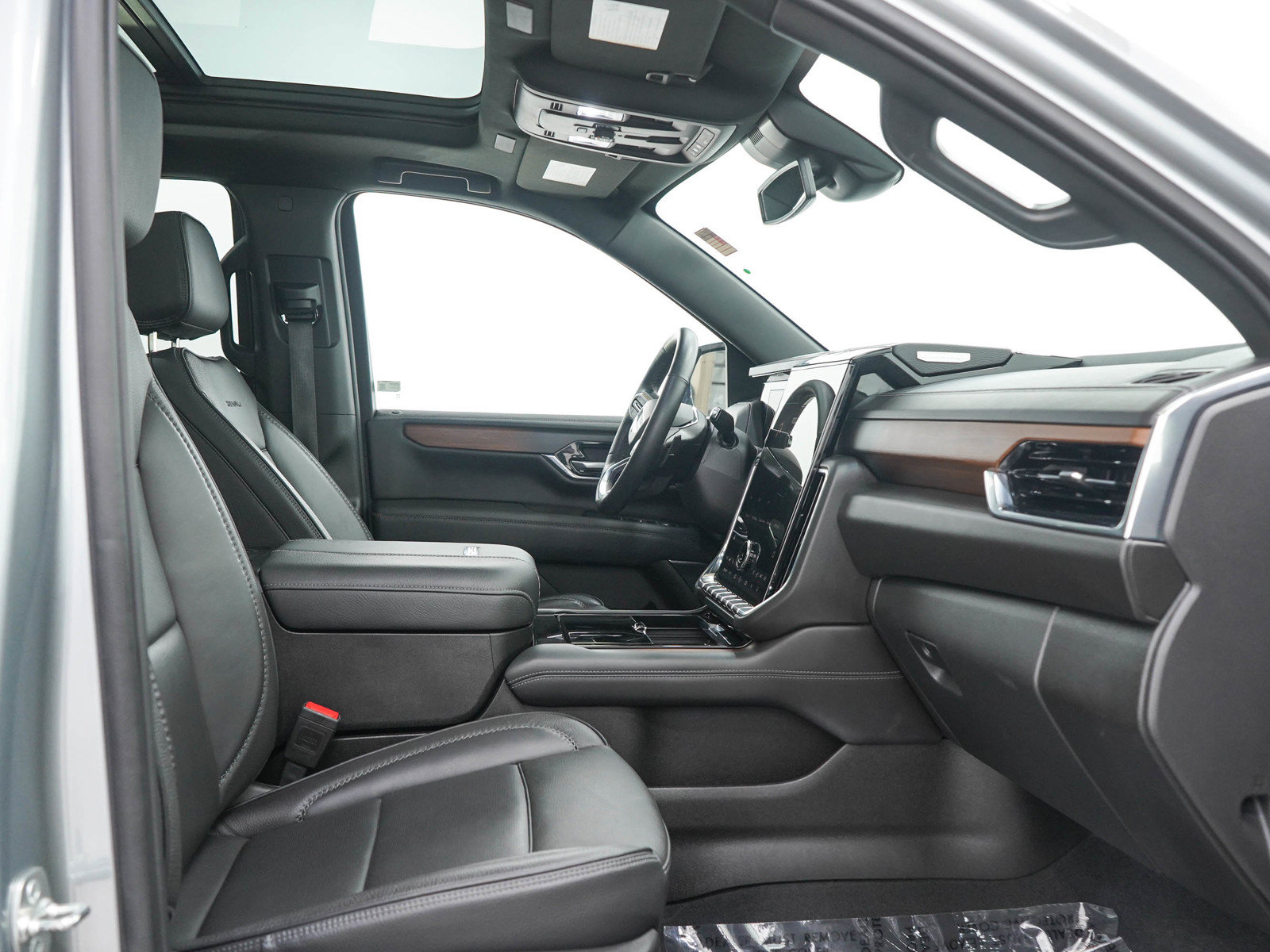 Used 2025 GMC Yukon Denali w/ Sun & Power Step Package AWD/4WD image 13