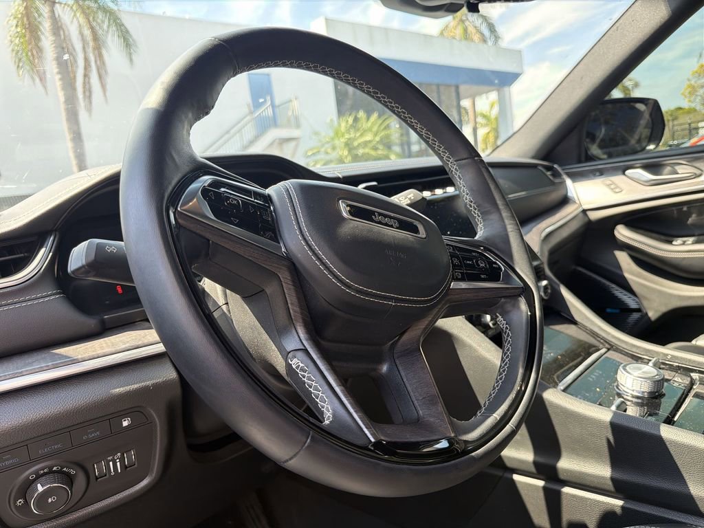 Used 2022 Jeep Grand Cherokee Overland w/ Advanced Protech Group III image 24