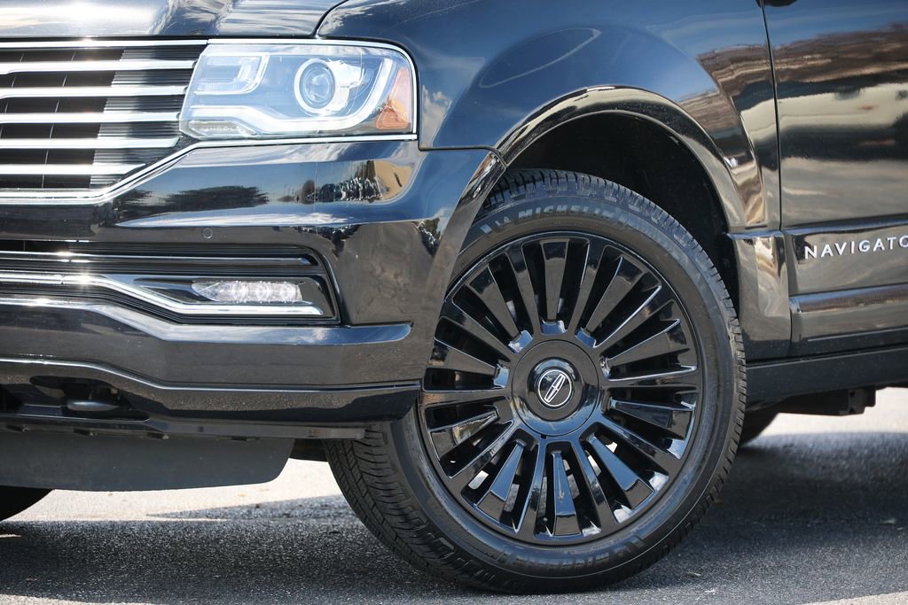 Used 2017 Lincoln Navigator Select image 14