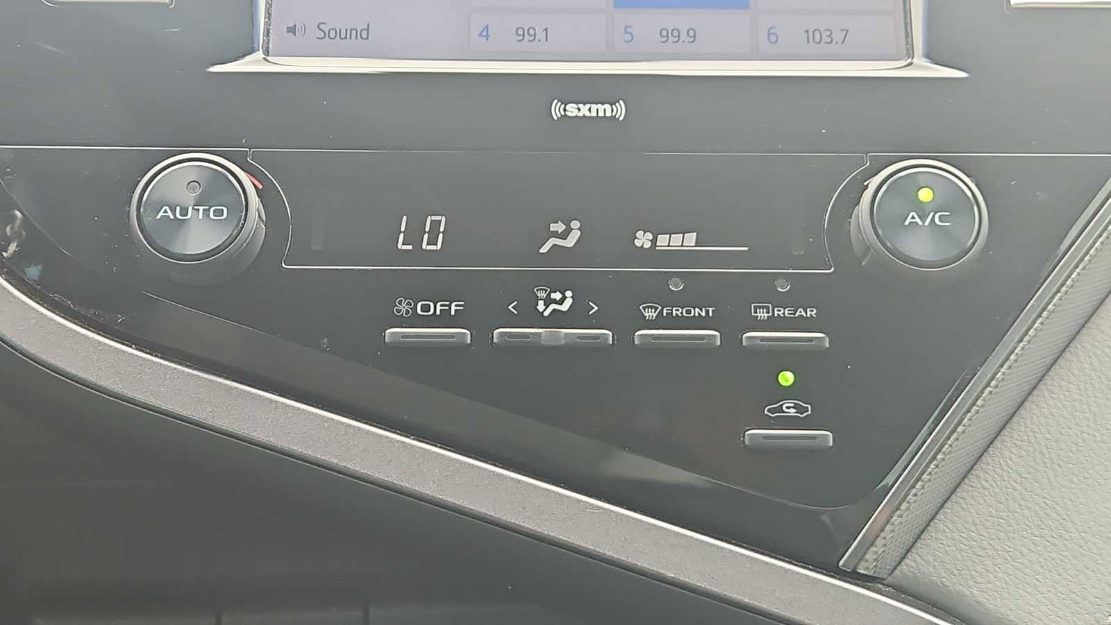 Used 2020 Toyota Camry SE FWD image 16