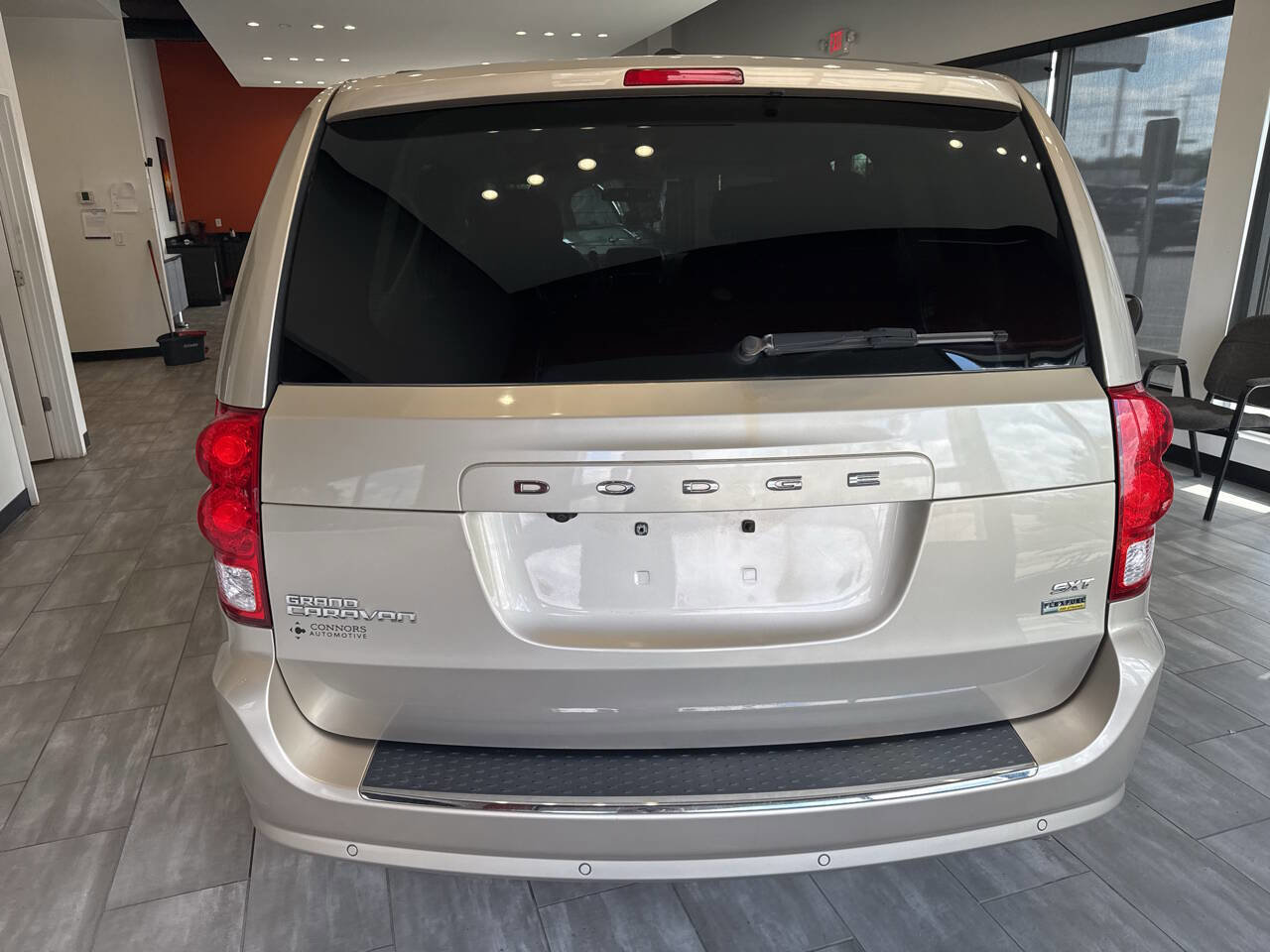 Used 2016 Dodge Grand Caravan SXT w/ Rear Park Assist Package FWD image 14