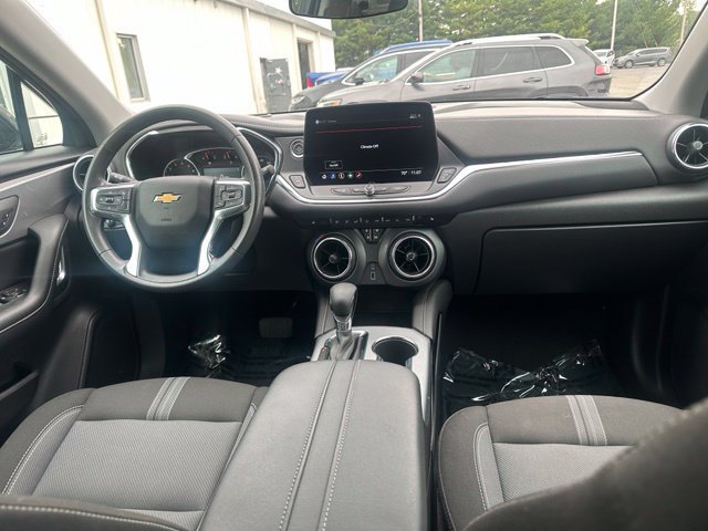 Used 2025 Chevrolet Blazer LT FWD image 2