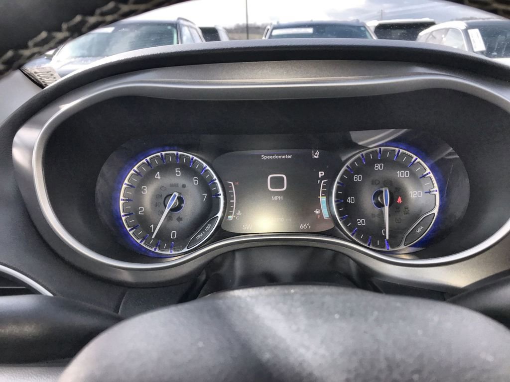 Used 2024 Chrysler Pacifica Touring-L image 15