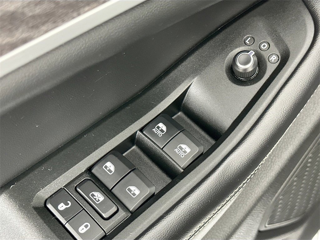 Used 2024 Jeep Grand Cherokee Limited w/ Black Appearance Package image 21