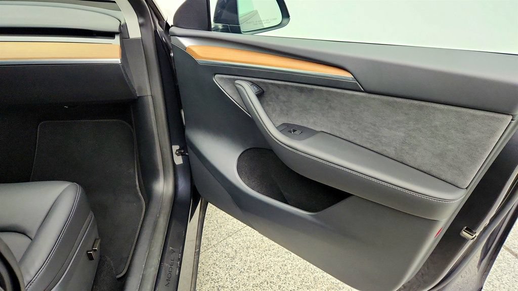 Used 2024 Tesla Model Y Long Range RWD image 31