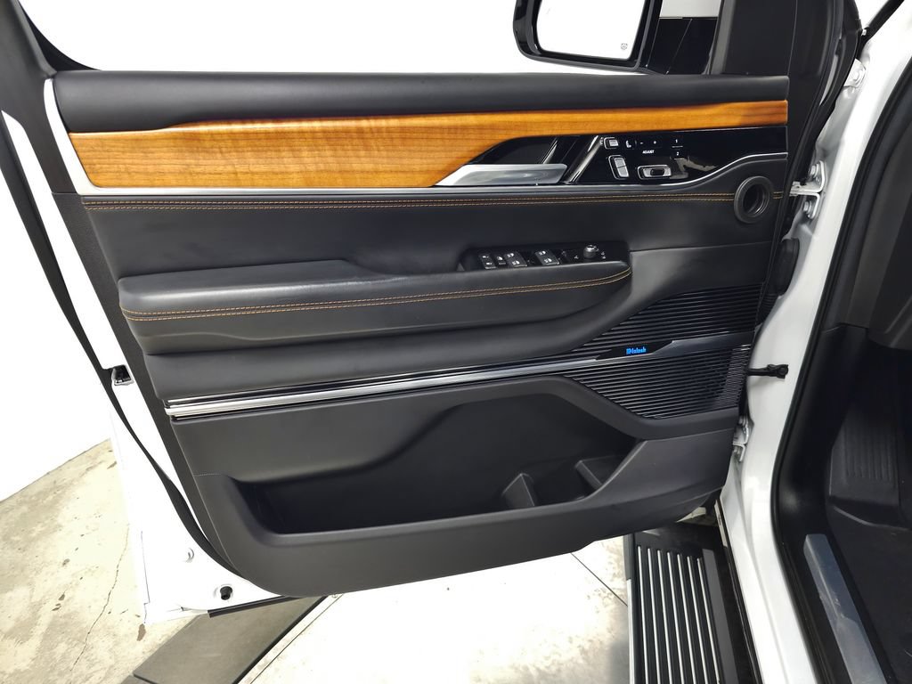 Used 2022 Jeep Grand Wagoneer Series III w/ Rear Seat Video Group 1 AWD/4WD image 17
