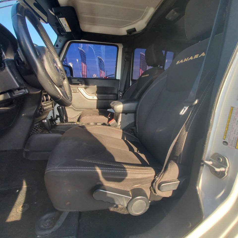 Used 2015 Jeep Wrangler Unlimited Sahara w/ Dual Top Group AWD/4WD image 14
