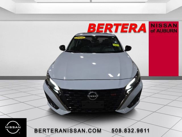 Used 2025 Nissan Altima 2.5 SR w/ SR Premium Package image 3