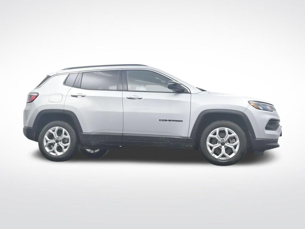 Used 2025 Jeep Compass Latitude image 32