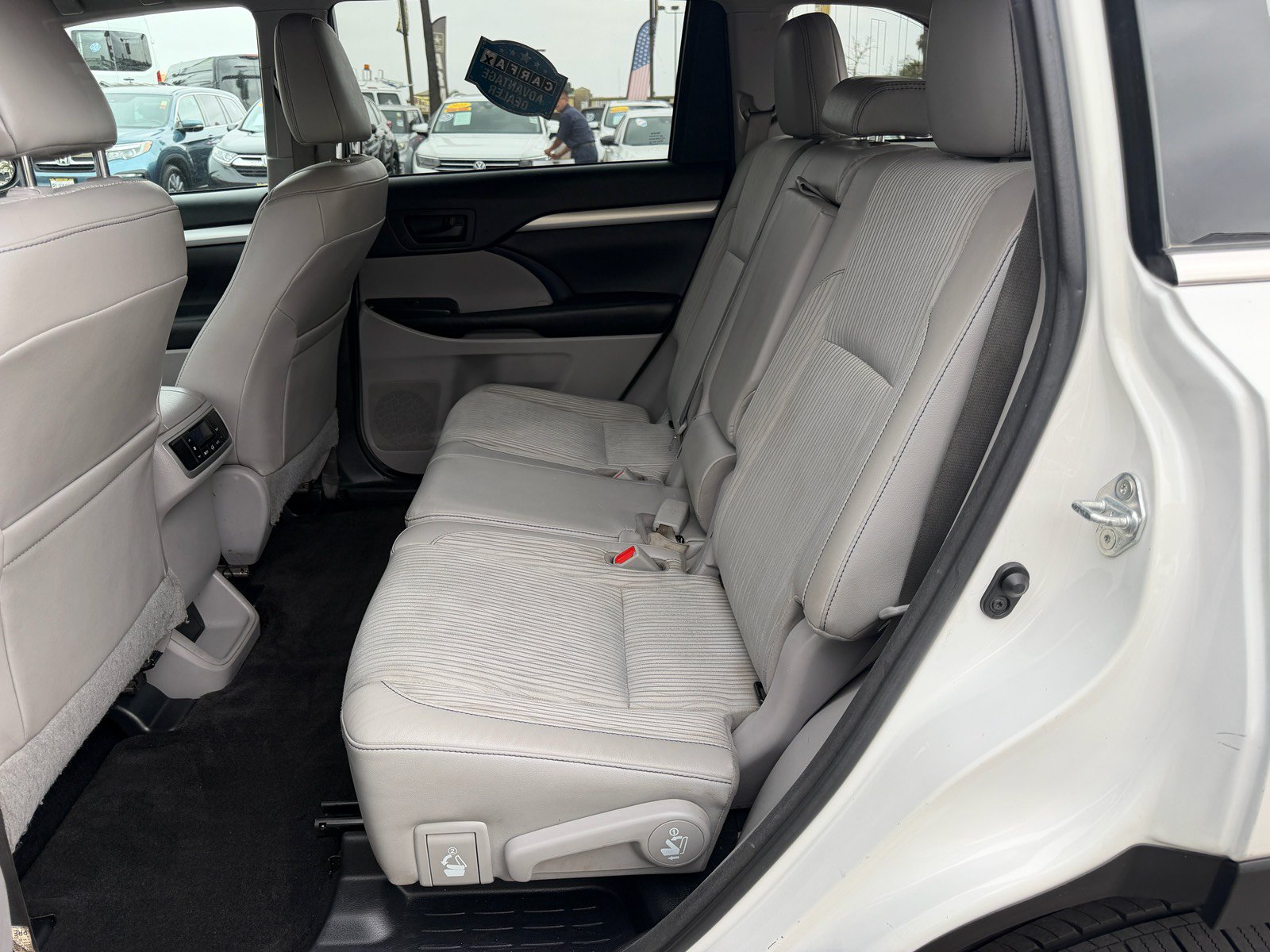 Used 2017 Toyota Highlander Plus w/ Carpet Mat Package FWD image 13