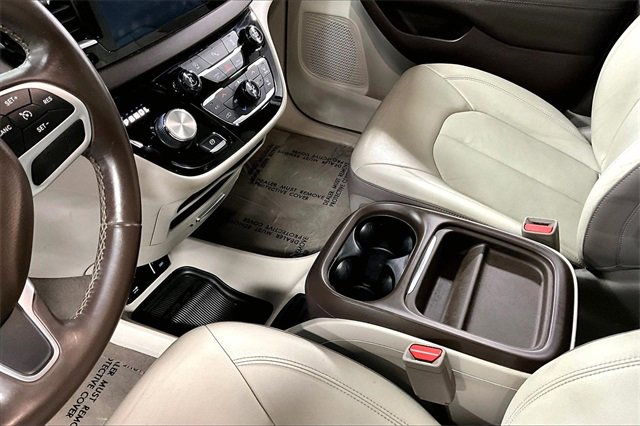 Used 2017 Chrysler Pacifica Touring-L image 16