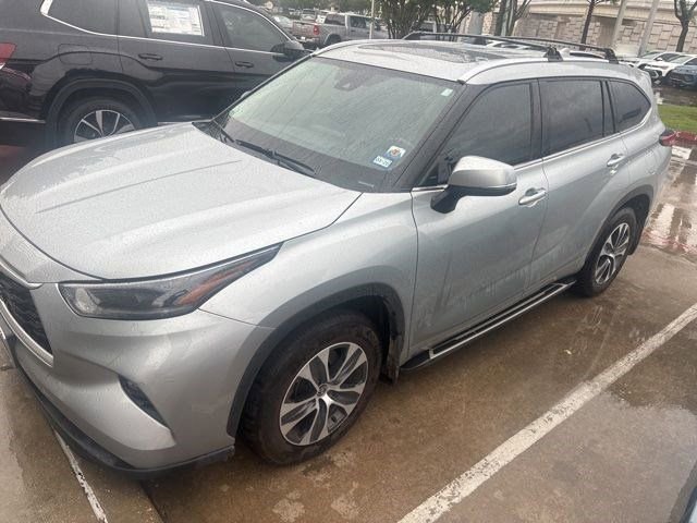 Used 2021 Toyota Highlander XLE image 2