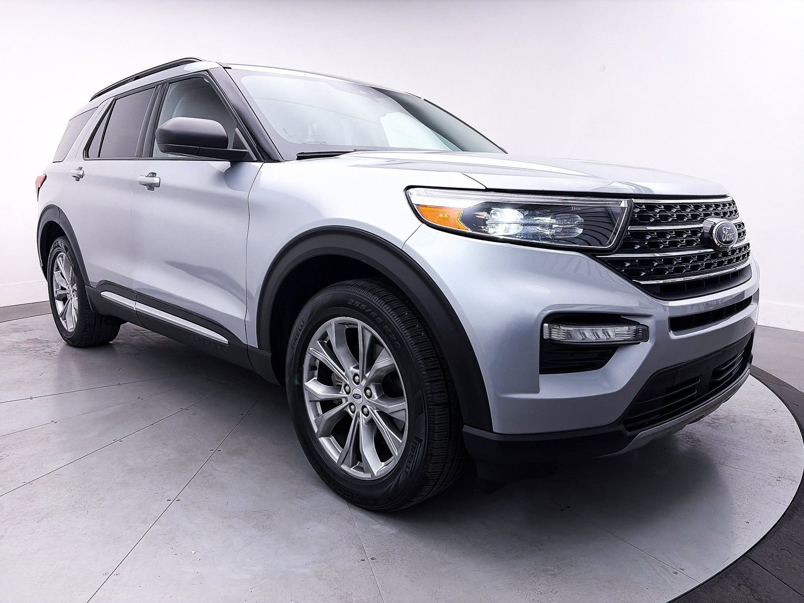 Used 2022 Ford Explorer XLT w/ Equipment Group 202A image 9