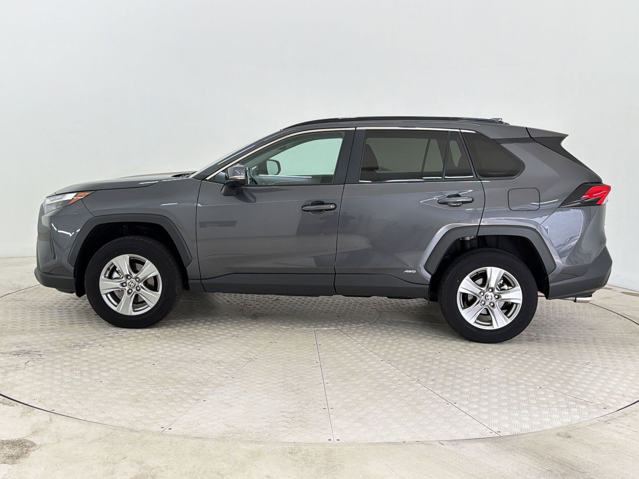 Used 2024 Toyota RAV4 XLE AWD/4WD image 2