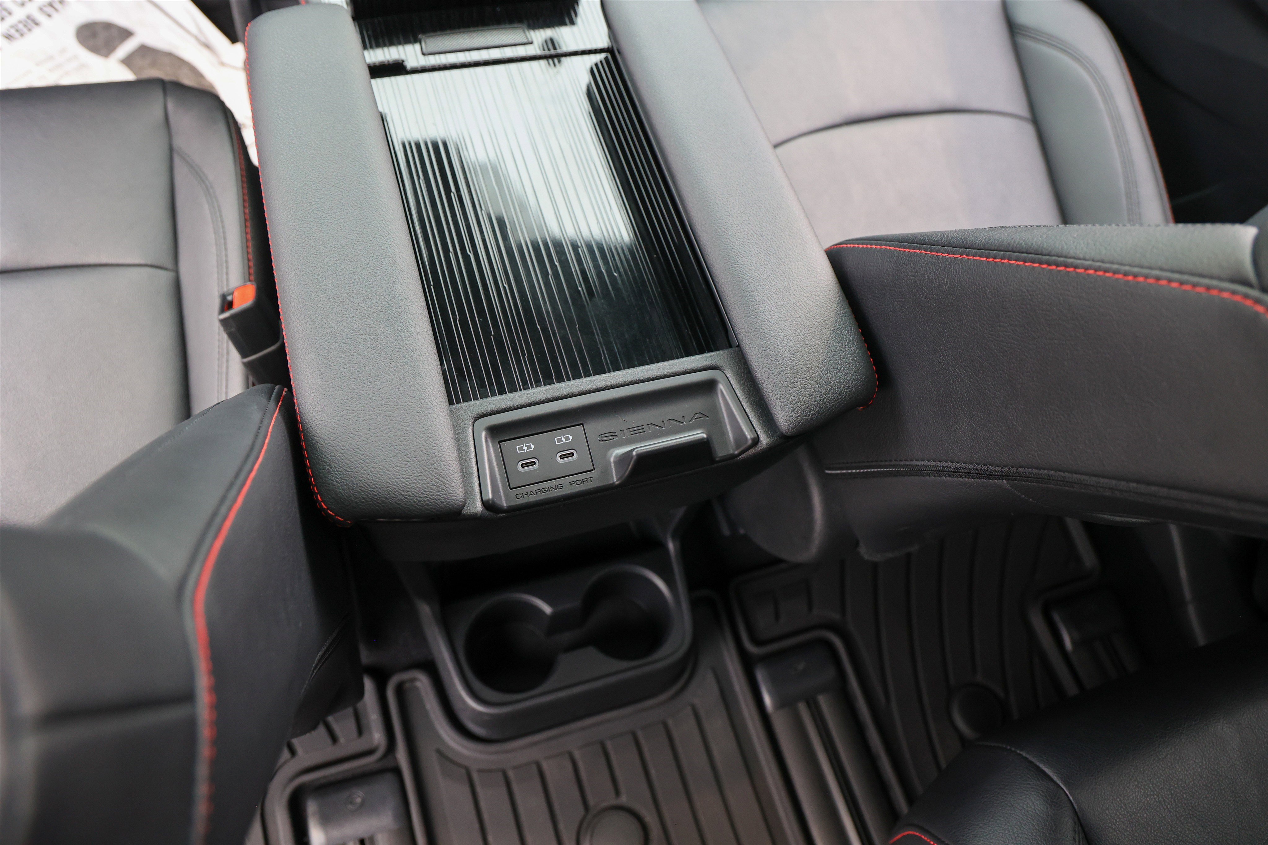 Used 2025 Toyota Sienna XSE w/ XSE Plus Package FWD image 49