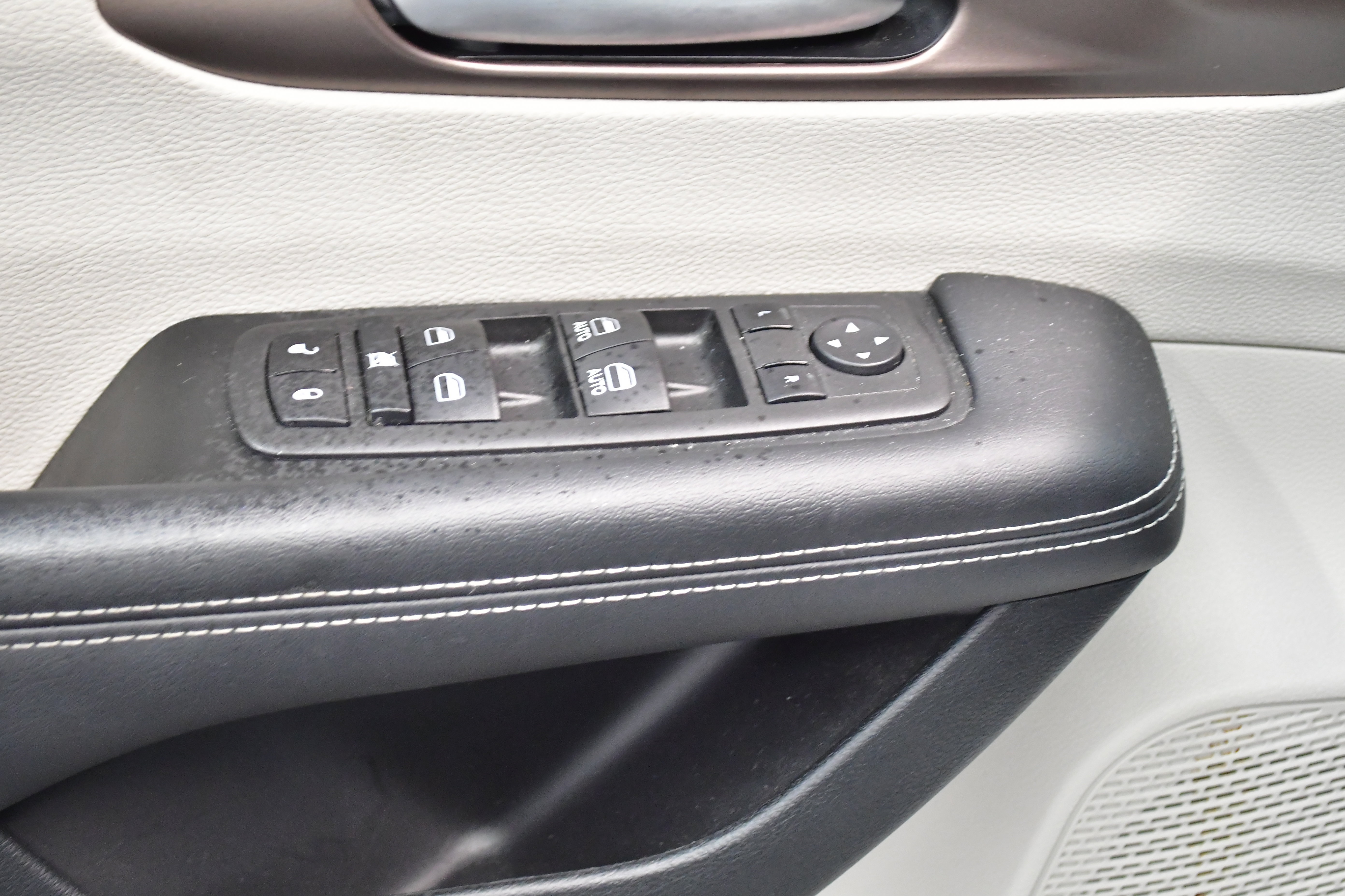 Used 2023 Chrysler Voyager LX FWD image 16