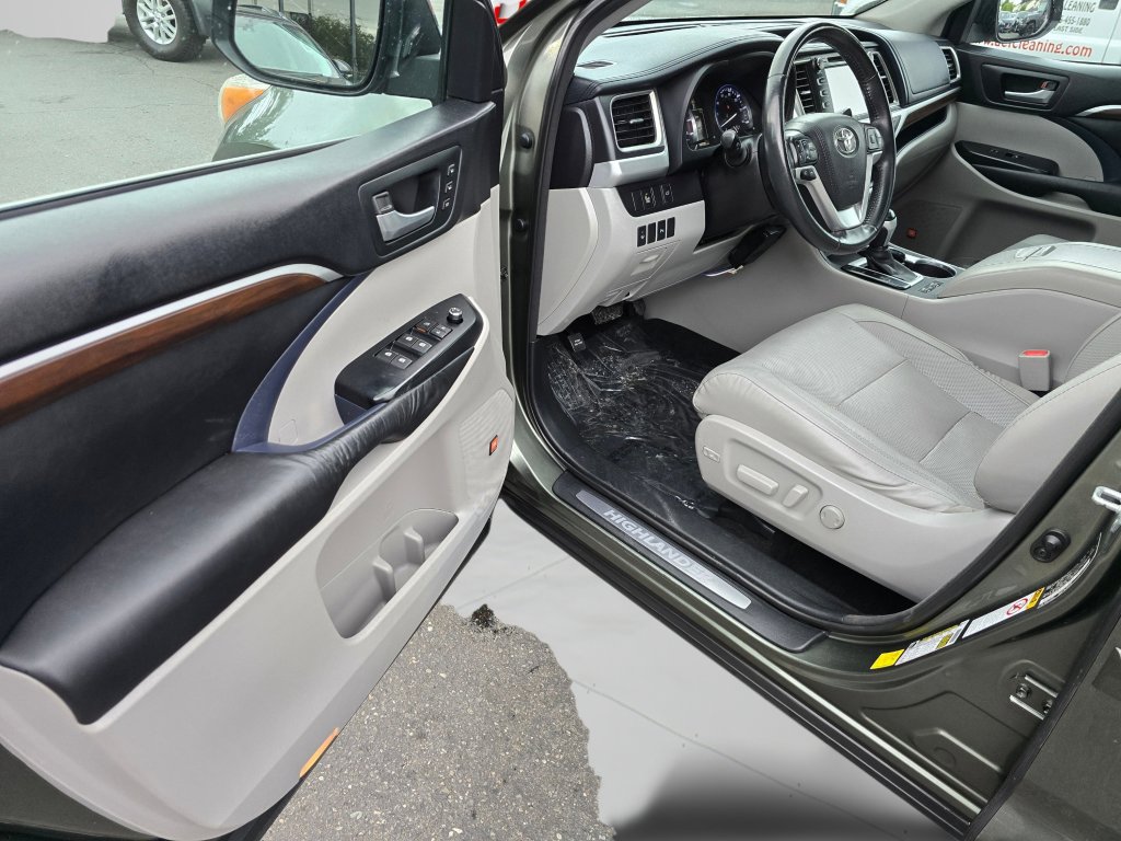 Used 2015 Toyota Highlander Limited AWD/4WD image 24