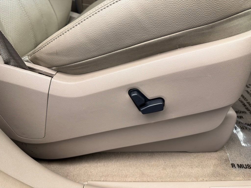 Used 2016 Chrysler Town & Country Touring-L image 50