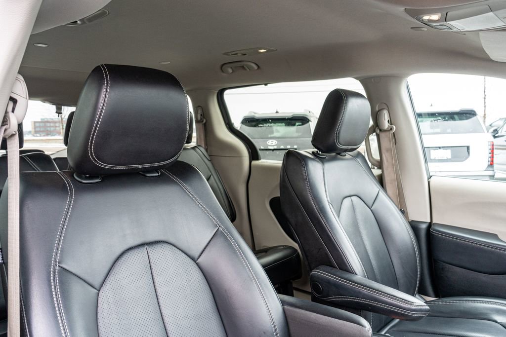 Used 2023 Chrysler Pacifica Touring-L image 18