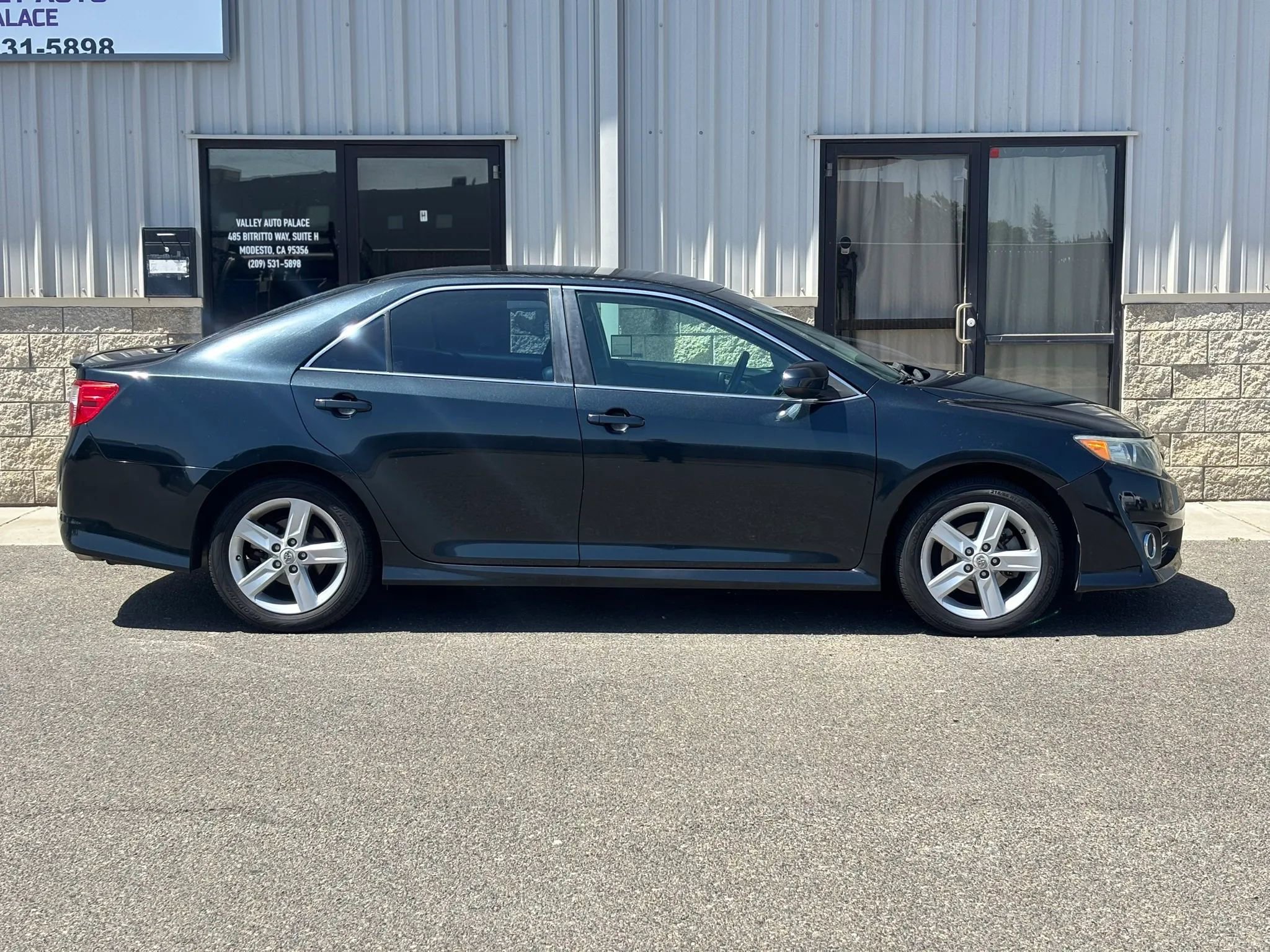 Used 2012 Toyota Camry SE FWD image 2