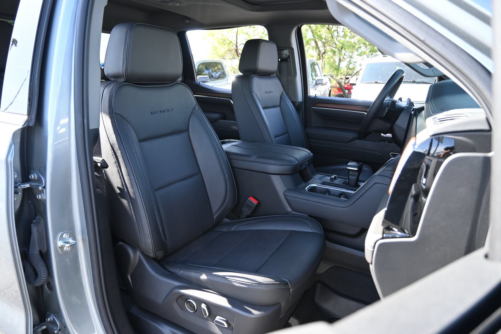 Used 2025 GMC Sierra 1500 Denali AWD/4WD image 25