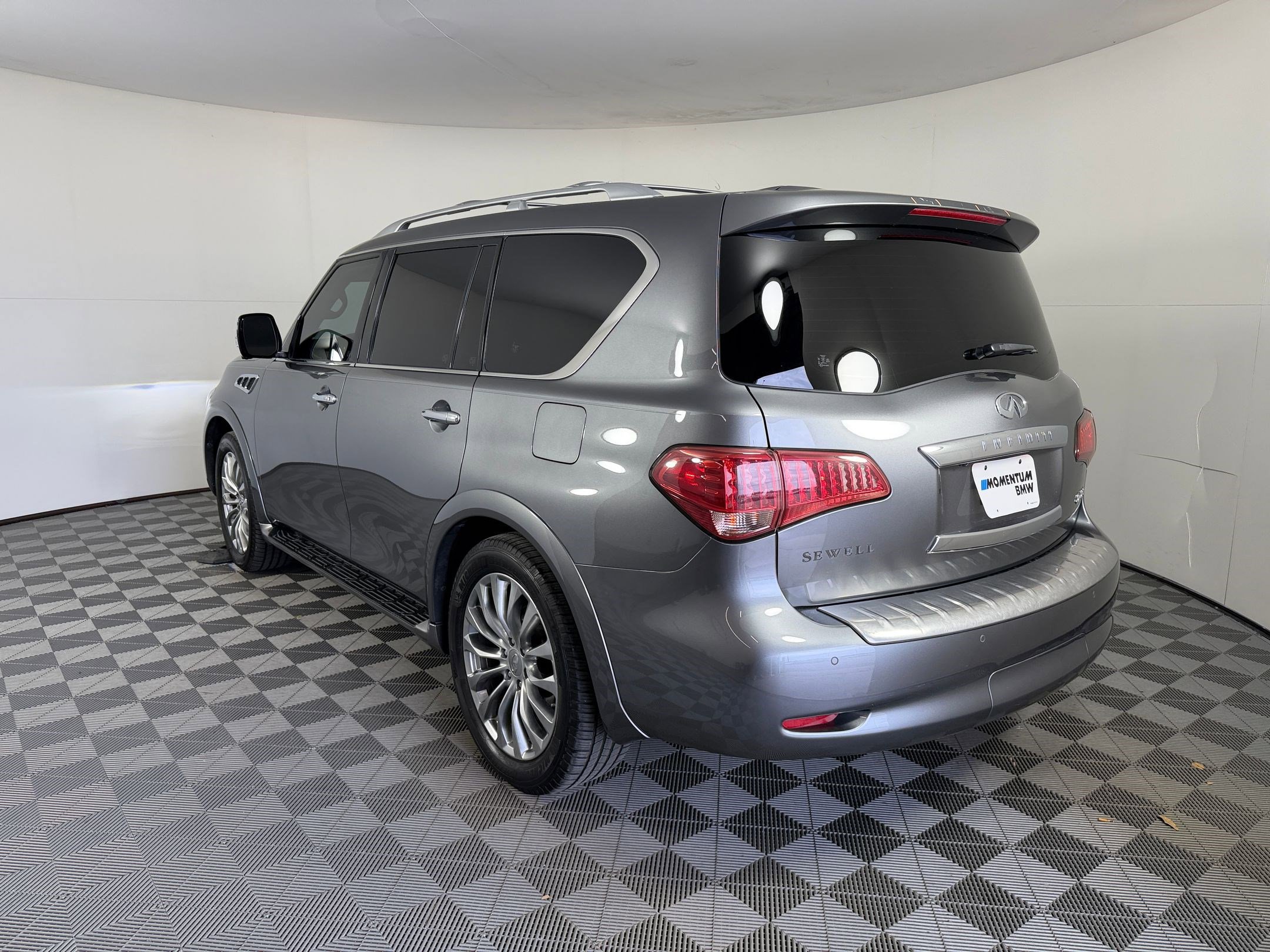Used 2017 INFINITI QX80 2WD w/ Deluxe Technology Package image 3
