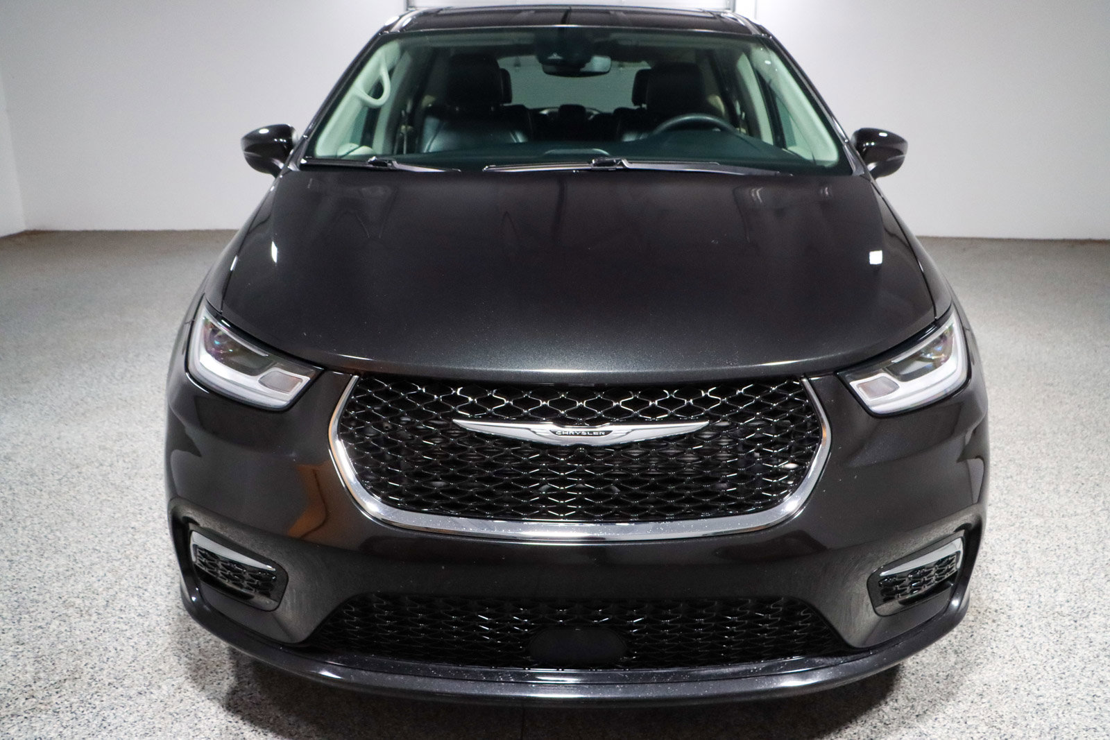 Used 2023 Chrysler Pacifica Touring-L FWD image 4