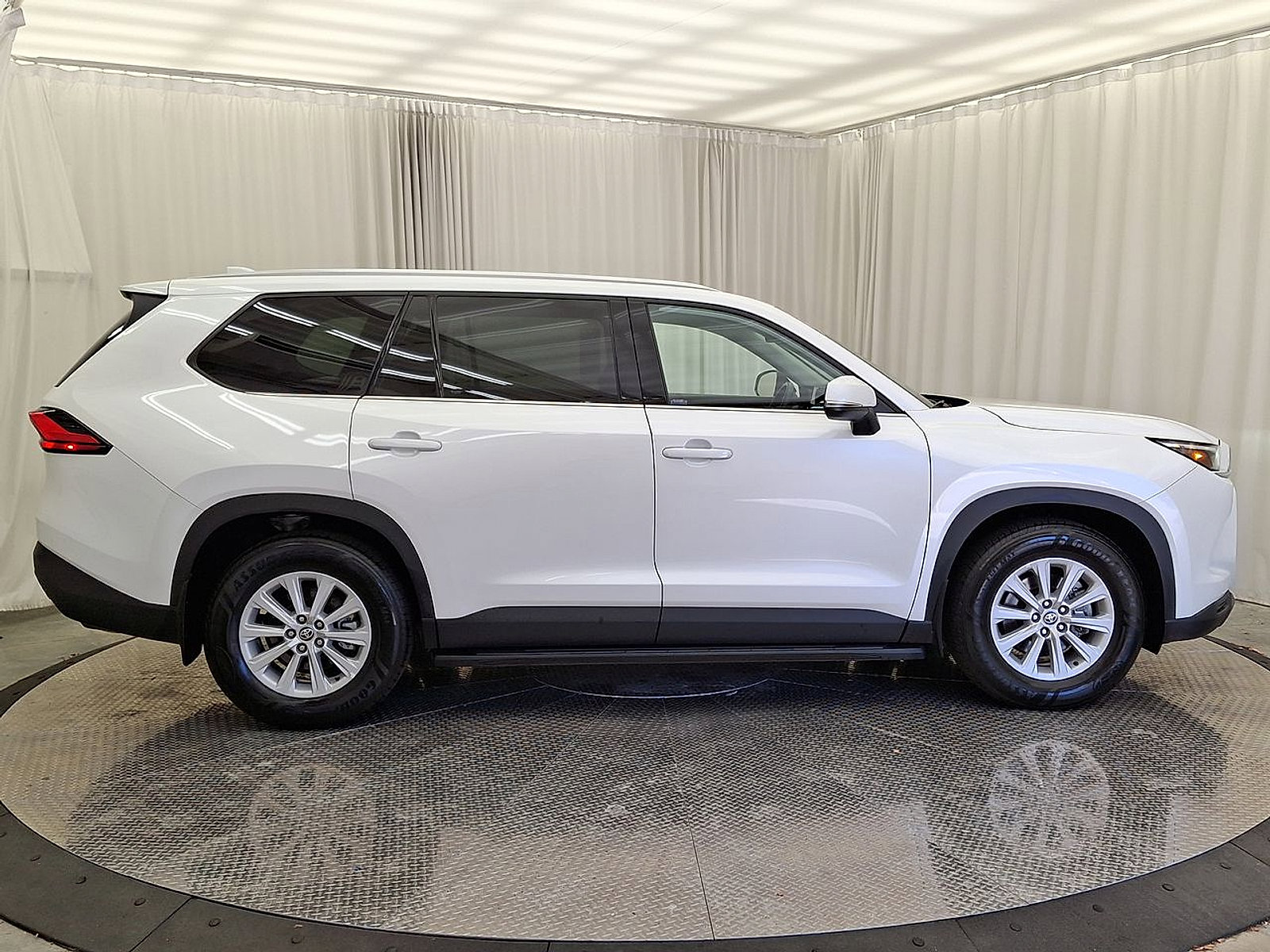 Used 2024 Toyota Grand Highlander XLE image 26