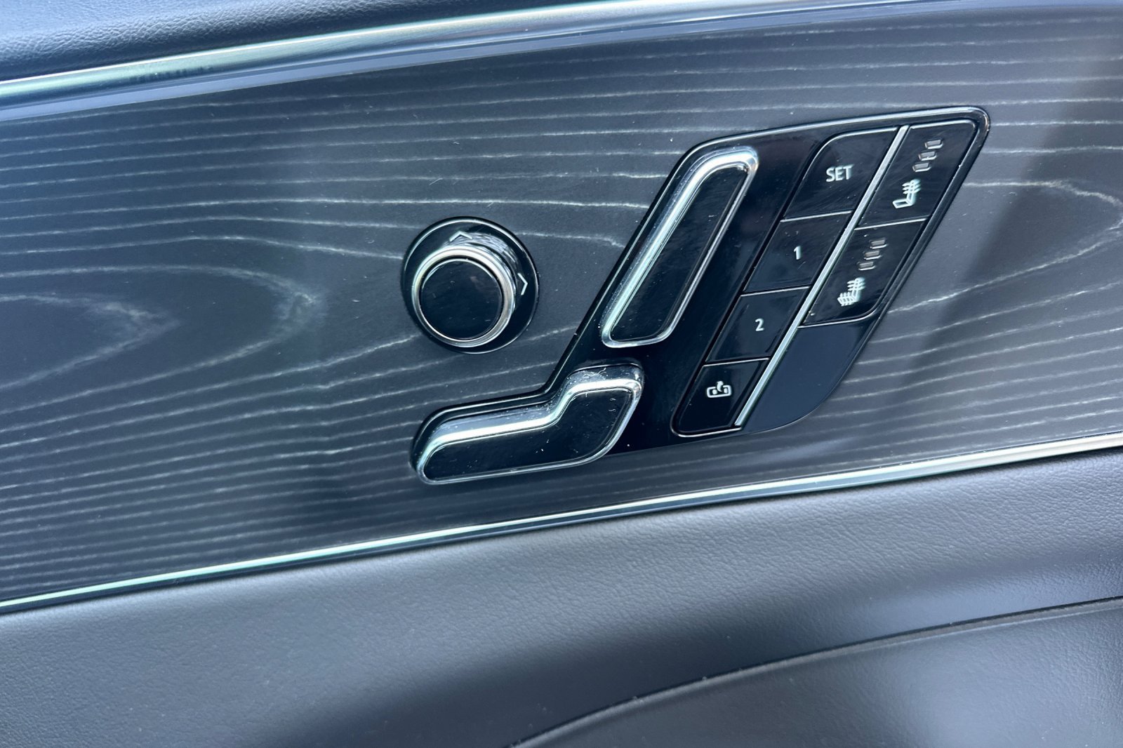 Used 2025 Cadillac Lyriq Luxury AWD/4WD image 22