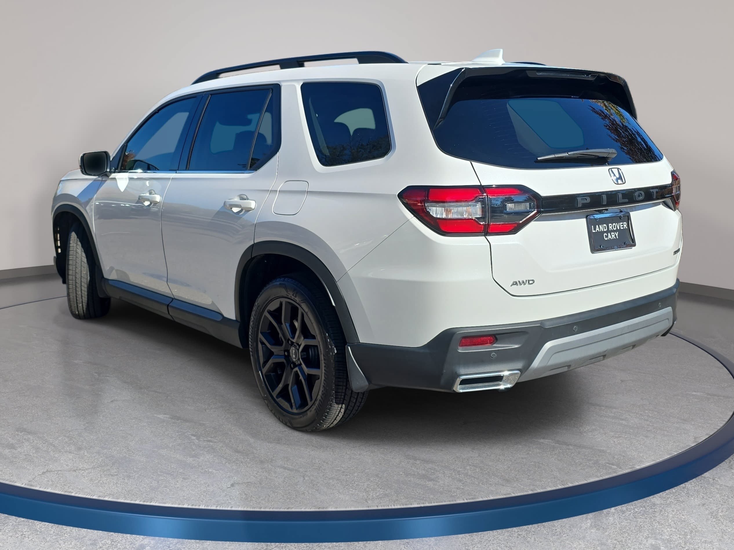Used 2025 Honda Pilot Touring image 7