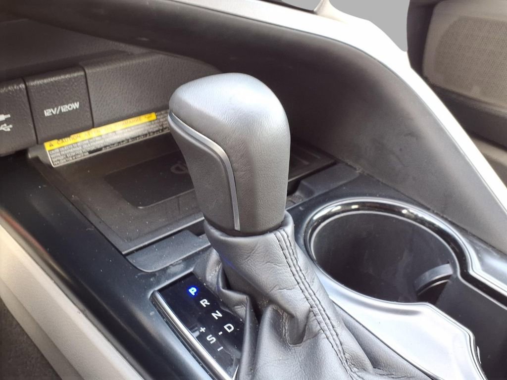 Used 2019 Toyota Camry SE w/ Sunroof Package image 7