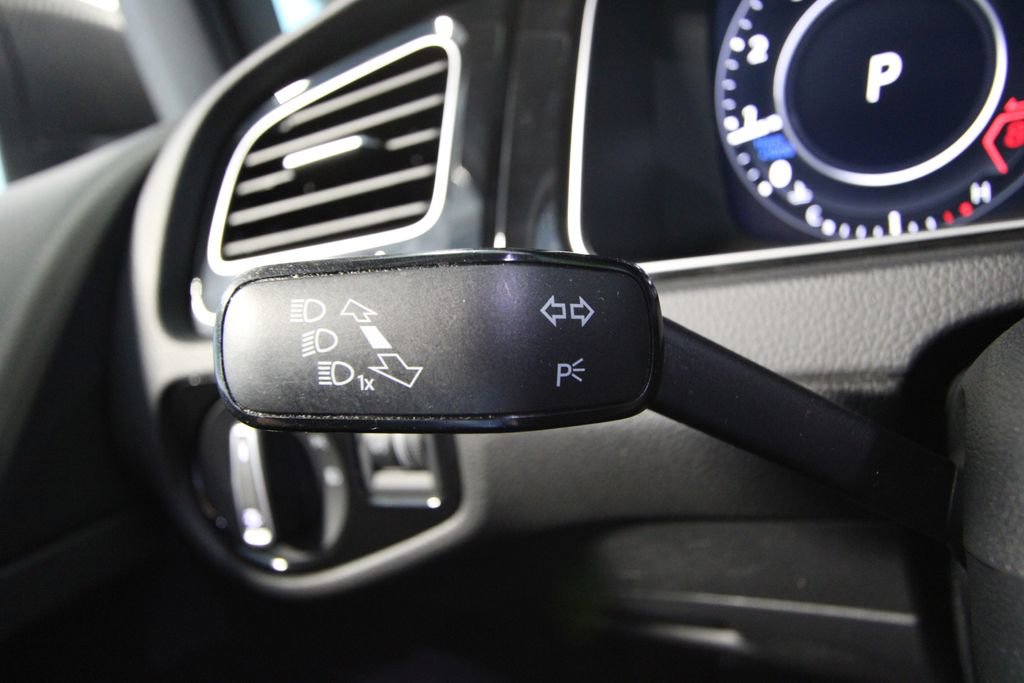 Used 2019 Volkswagen Golf R 4-Door image 12