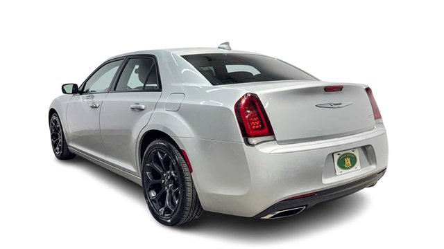 Used 2019 Chrysler 300 Touring w/ Sport Appearance Package image 4