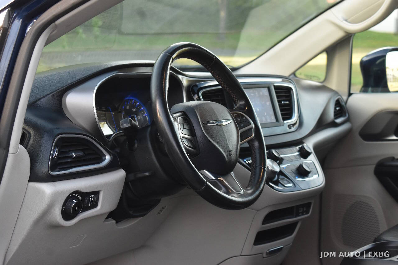 Used 2020 Chrysler Pacifica Touring-L FWD image 17