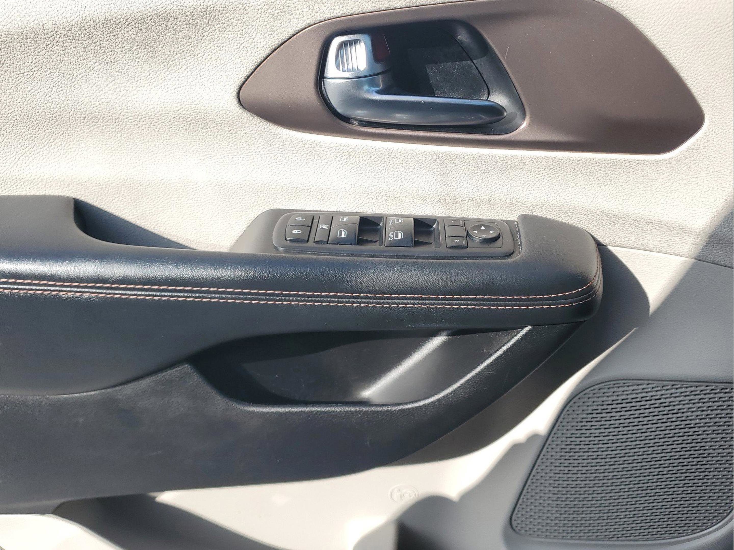 Used 2019 Chrysler Pacifica Touring-L image 16