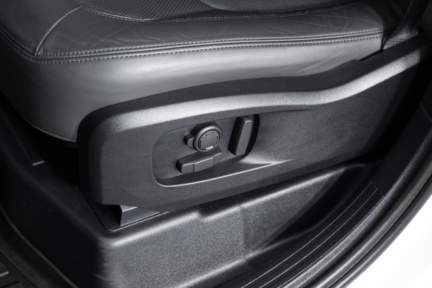 Used 2024 Land Rover Defender 110 SE image 15