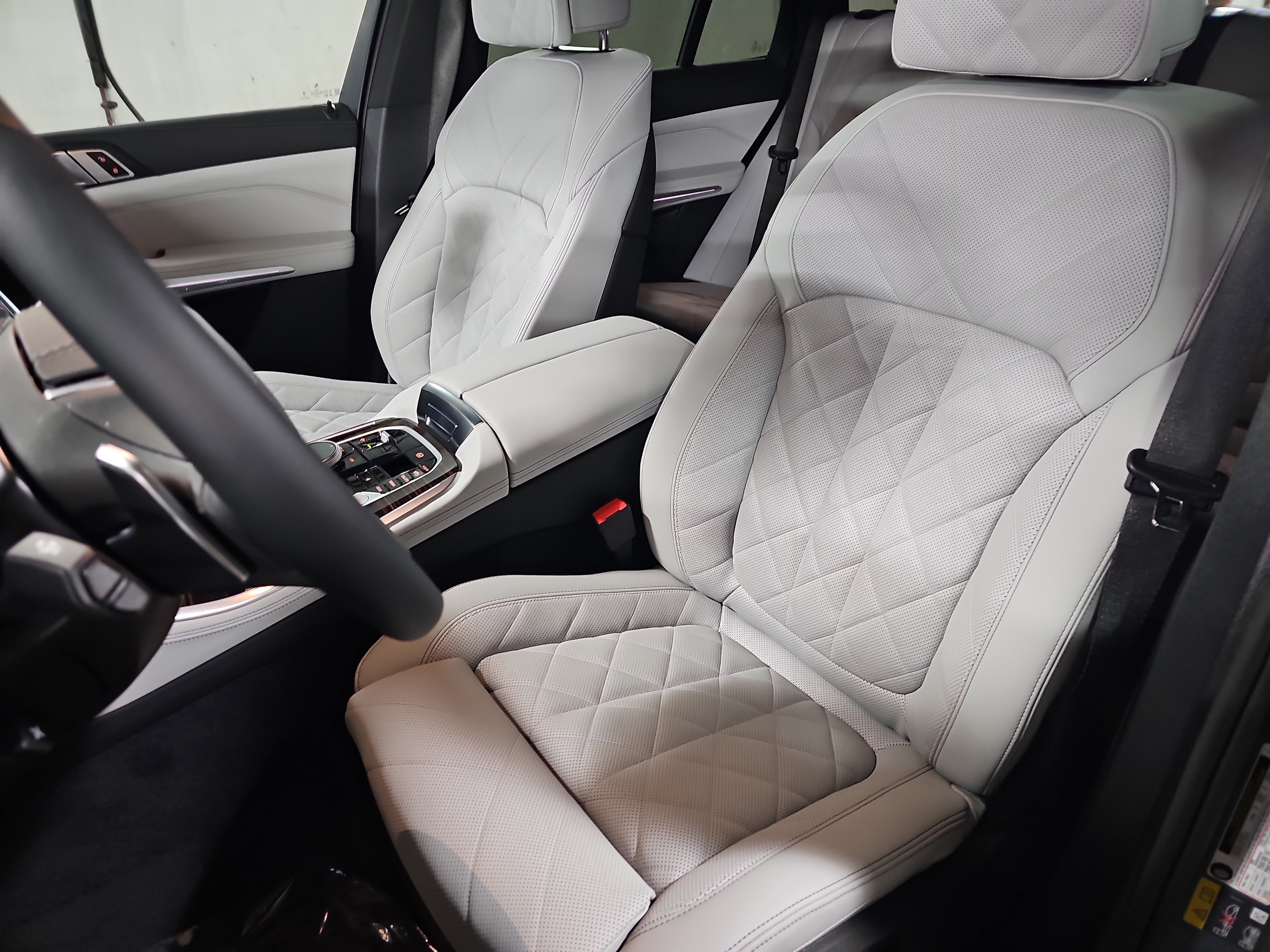 New 2026 BMW X5 xDrive50e w/ Climate Comfort Package AWD/4WD image 17