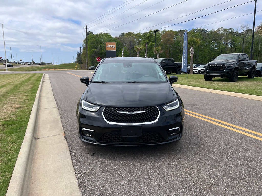 Used 2024 Chrysler Pacifica Touring-L image 7