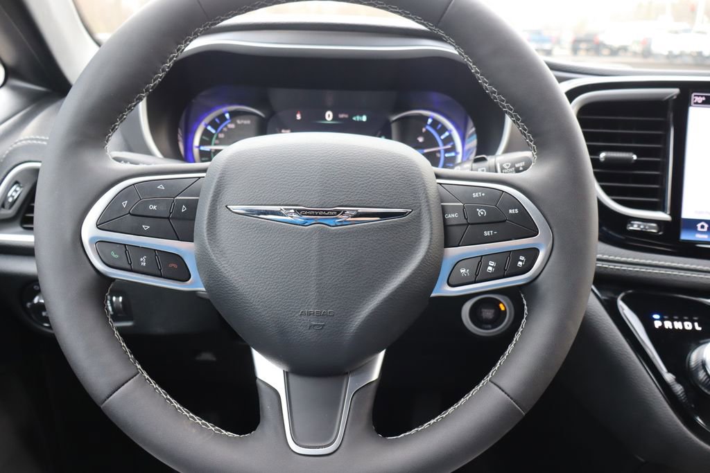 Used 2025 Chrysler Pacifica Select image 7