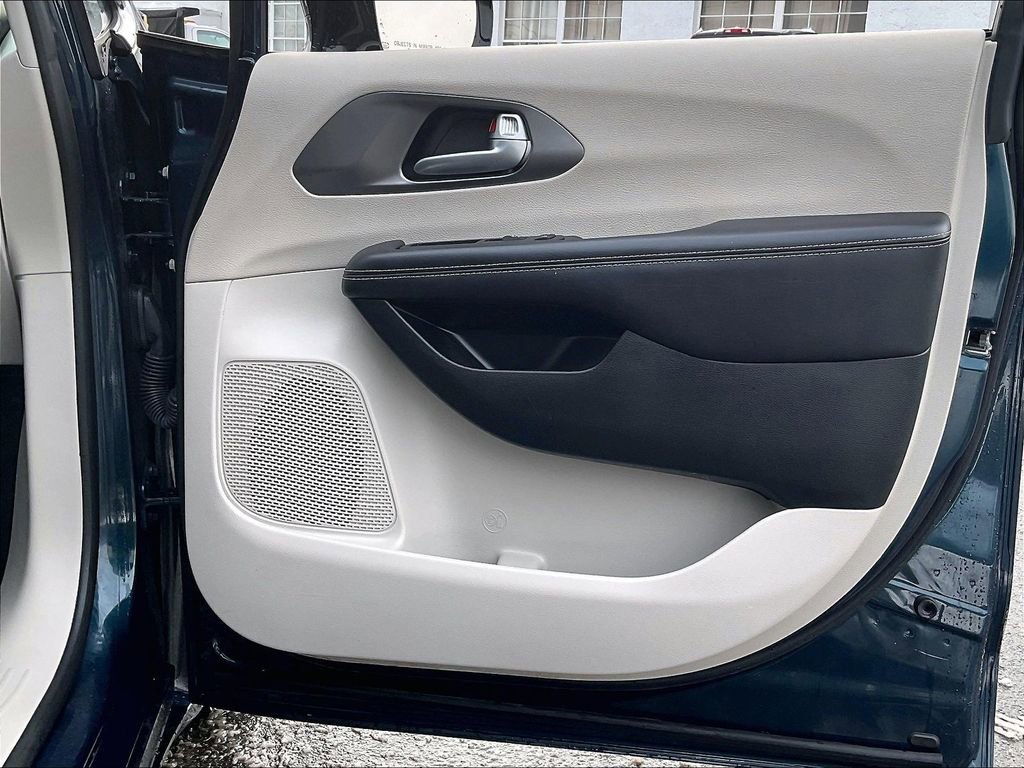 Used 2024 Chrysler Pacifica Touring-L FWD image 27
