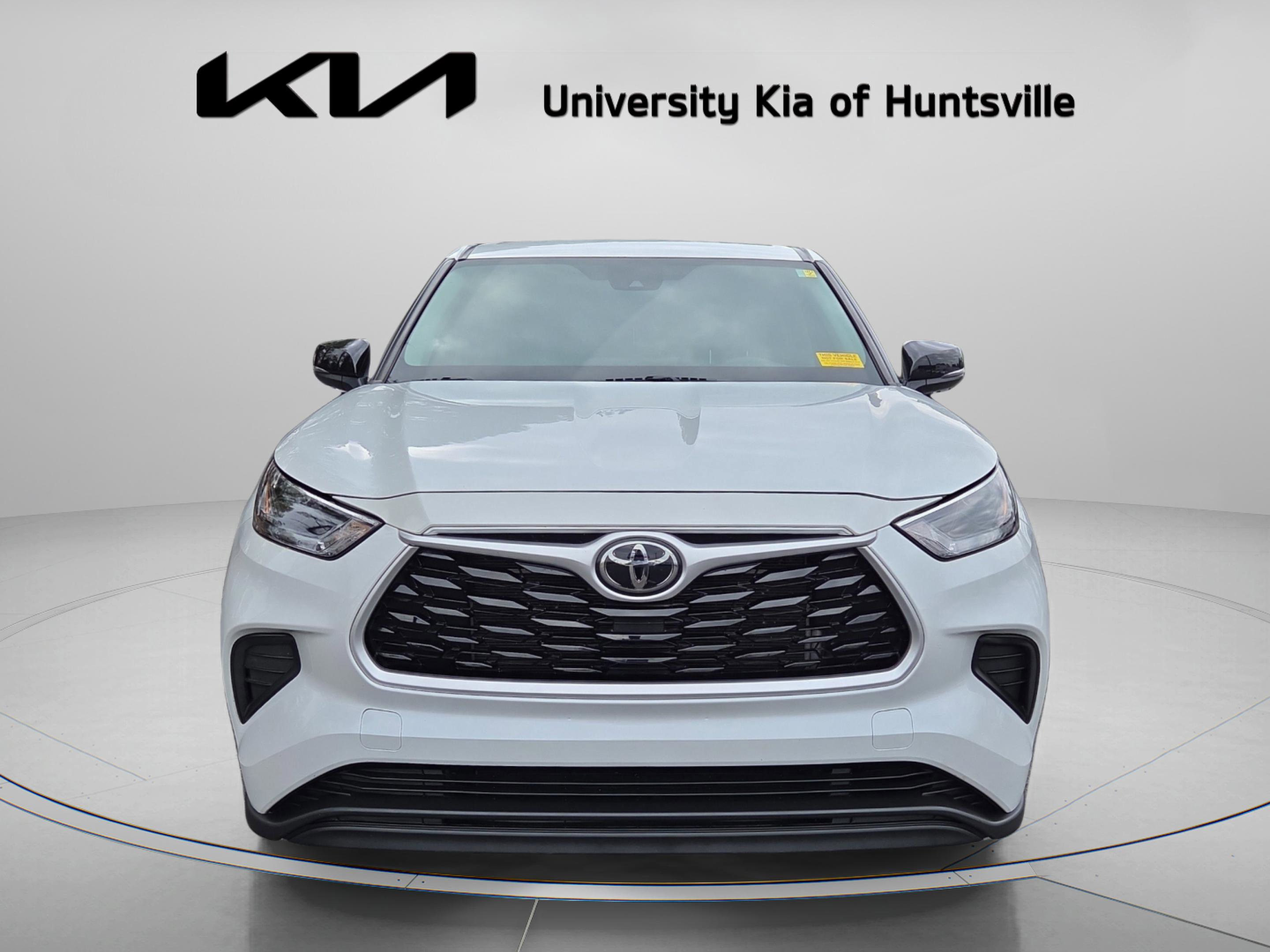 Used 2022 Toyota Highlander L image 2