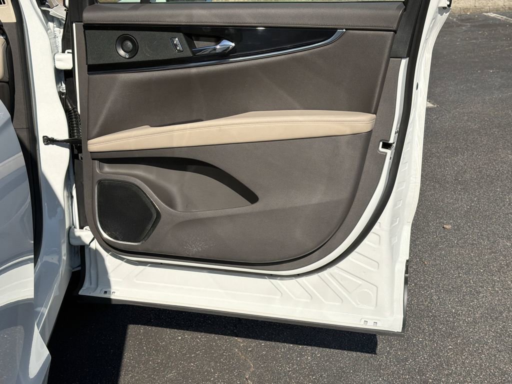 Used 2022 Lincoln Nautilus Reserve w/ Equipment Group 201A image 14