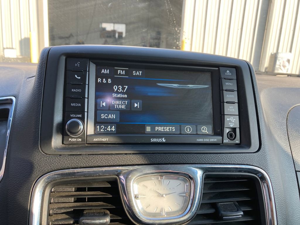 Used 2016 Chrysler Town & Country Touring image 27