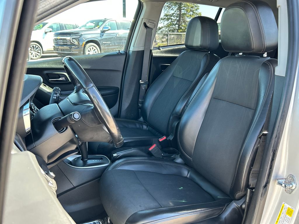 Used 2022 Chevrolet Trax LT w/ Driver Confidence Package AWD/4WD image 16