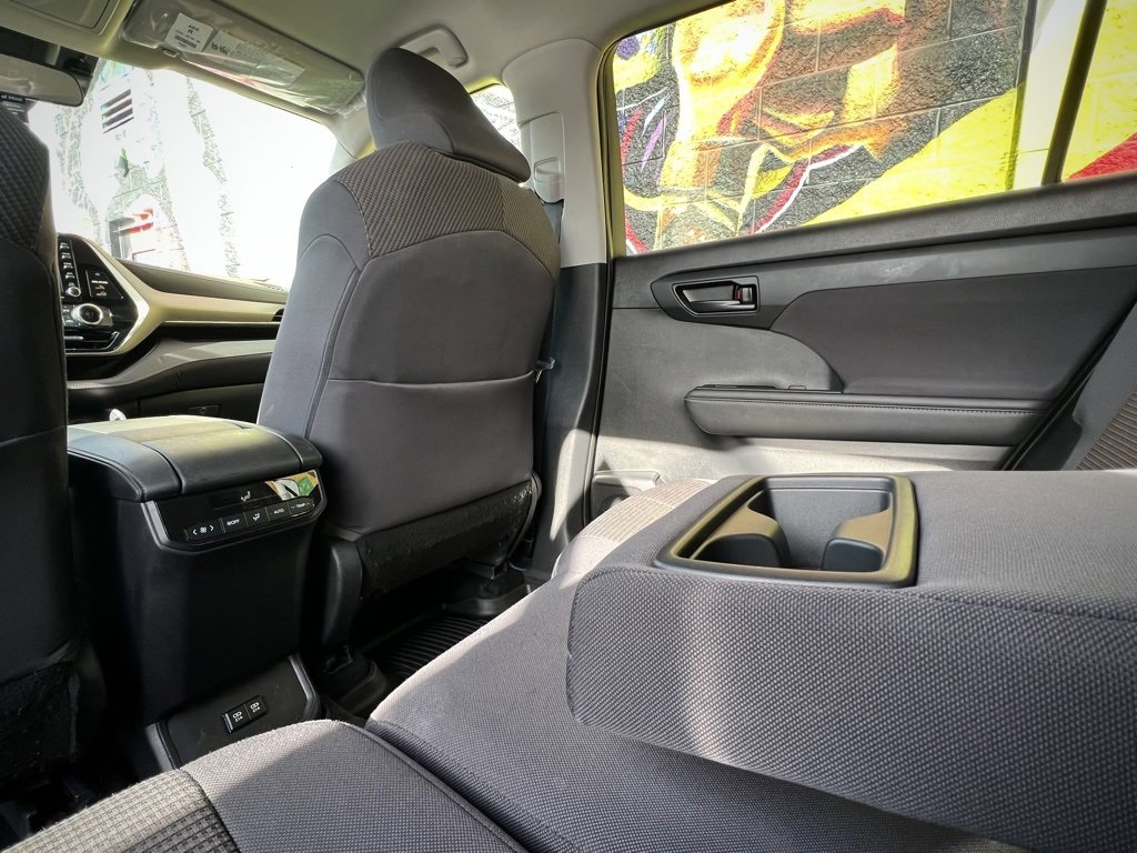 Used 2021 Toyota Highlander LE image 22