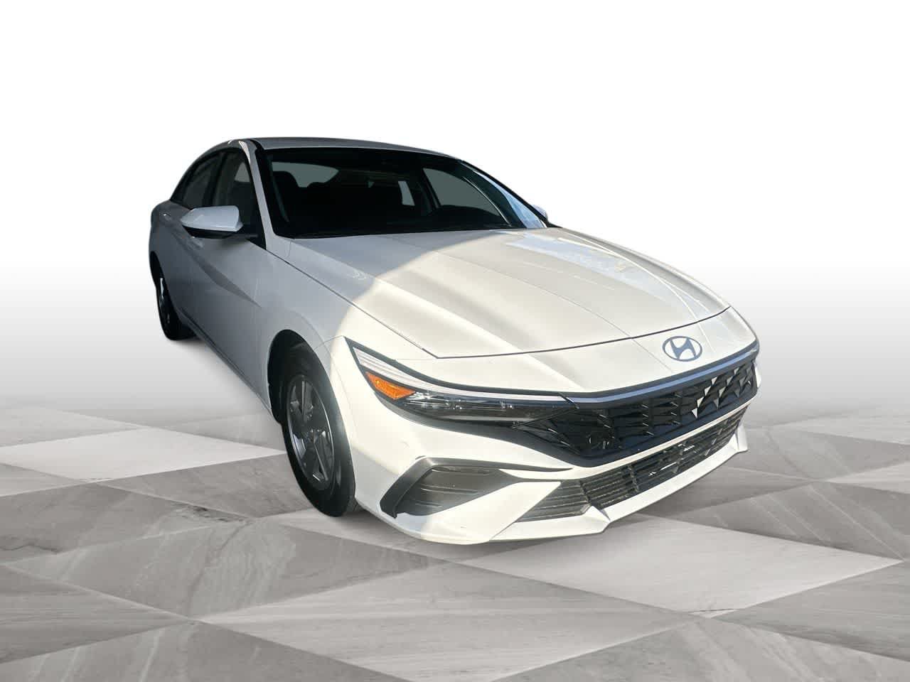 Used 2026 Hyundai Elantra SE FWD image 2
