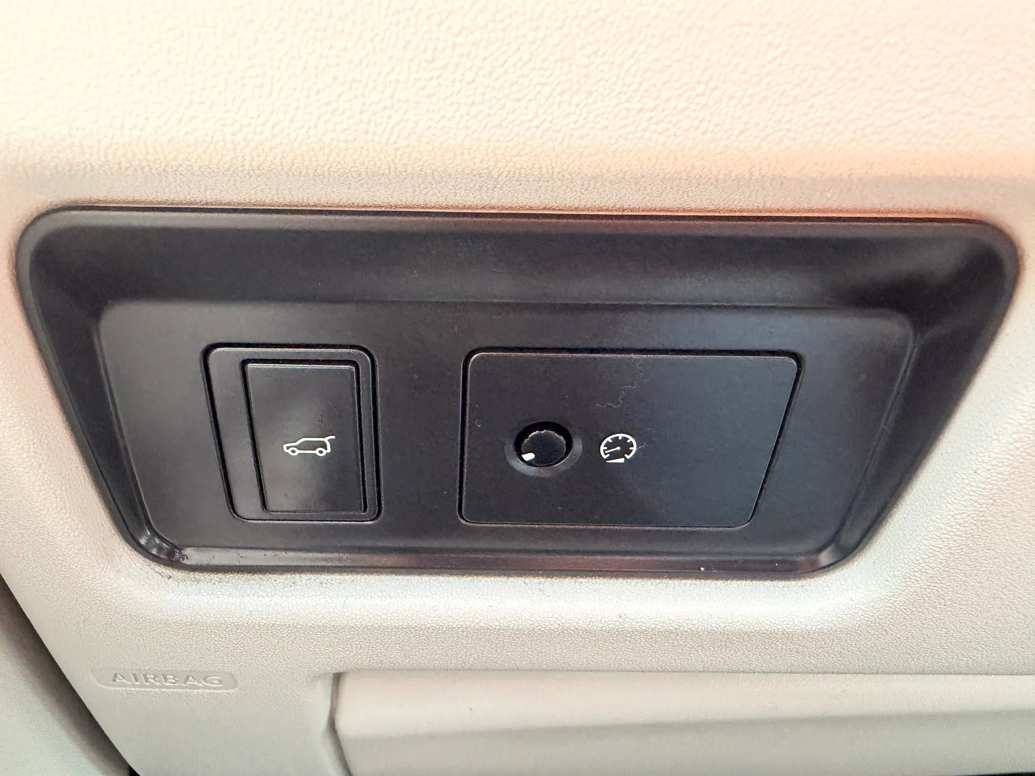 Used 2017 Land Rover Discovery Sport SE image 18